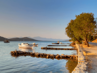 Barcos de pesca orilla de piedra Creta.