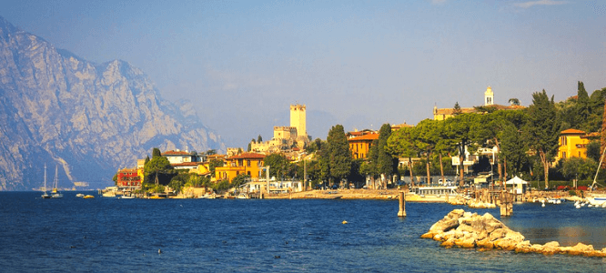 noleggiare una barca sul lago di garda a malcesine
