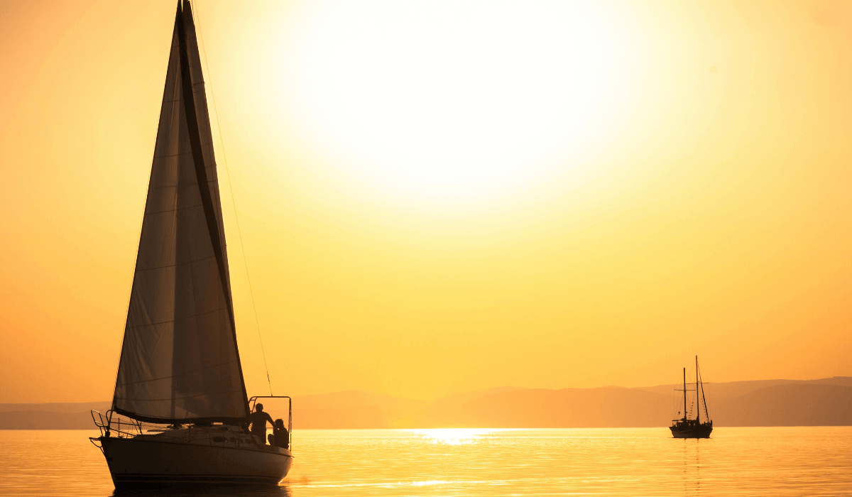 barca a vela al tramonto