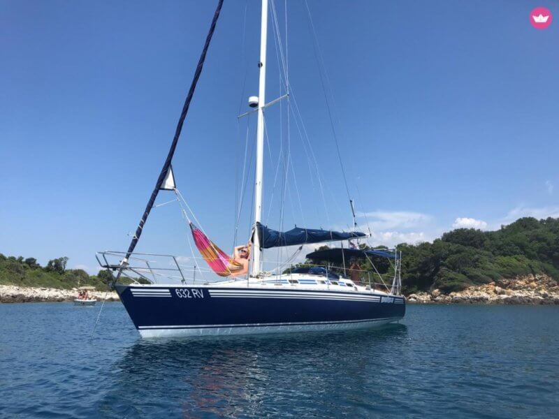 barca a vela ormeggiata in croazia