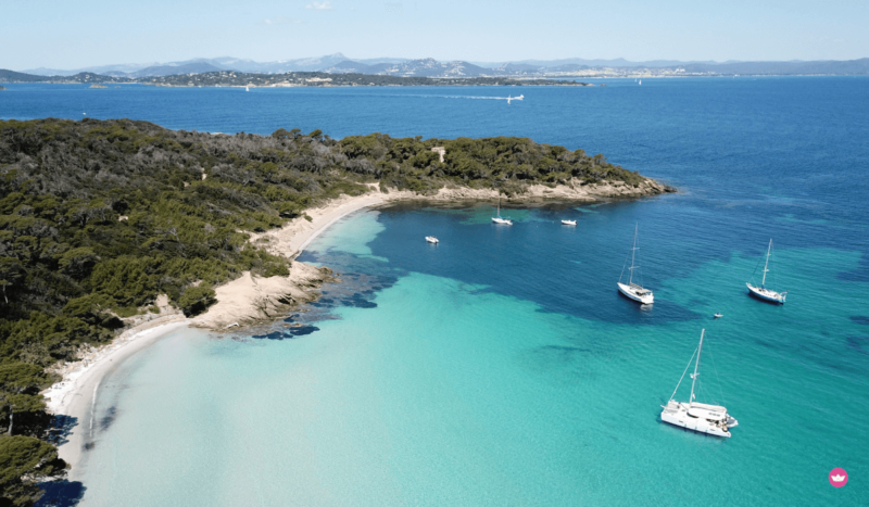 spiaggia dell'isola di porquerolles con barche ormeggiate
