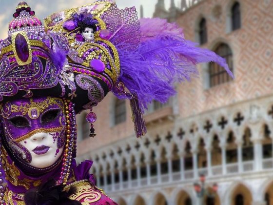 Donna in maschera con sfondo su Venezia
