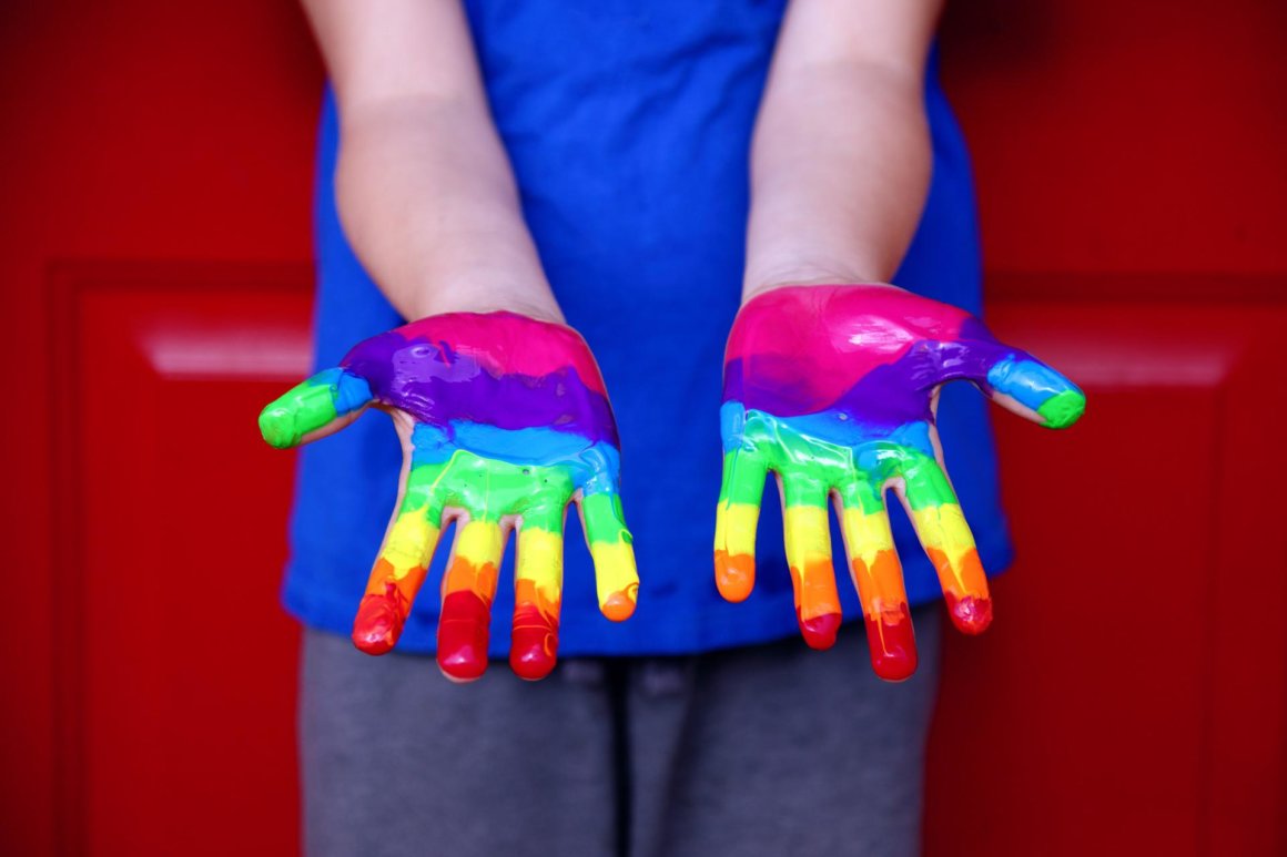 mani arcobaleno