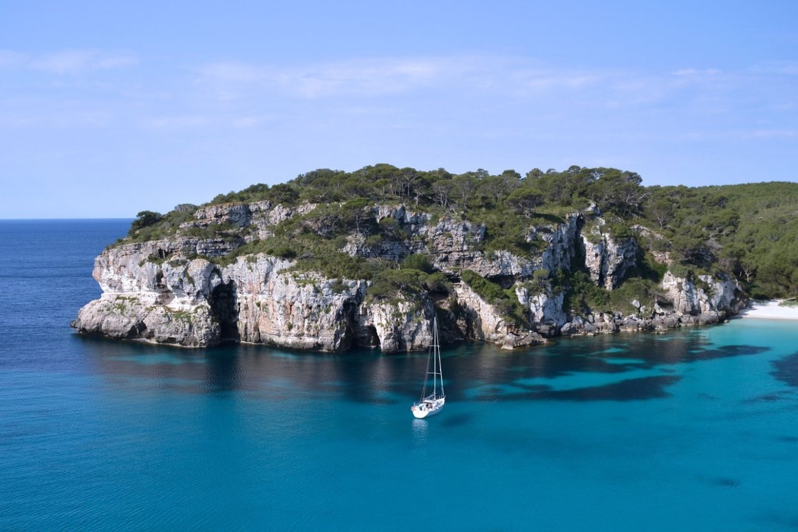 Costeggiare l'isola di Maiorca in barca
