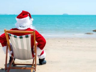 Babbo Natale seduto in spiaggia Caraibi
