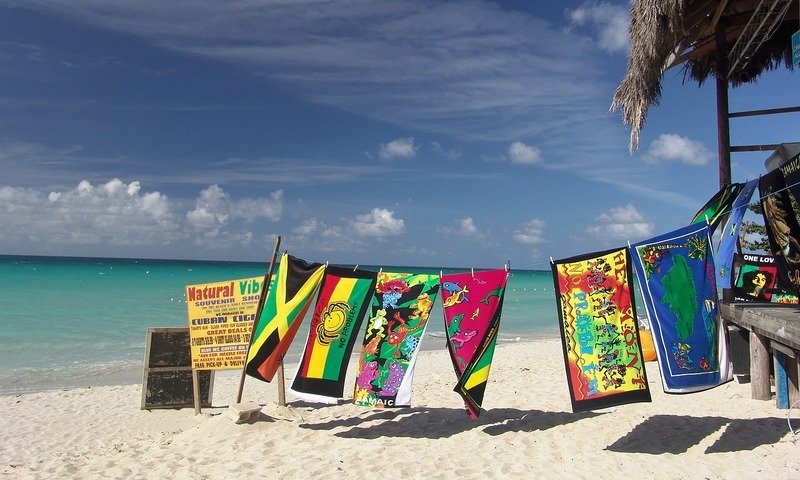 teli mare stesi all'aria in una spiaggia giamaicana