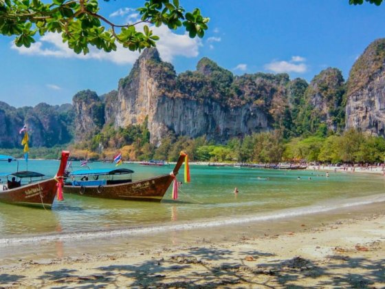 spiaggia in thailandia con barche e acqua cristallina