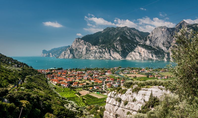 Panoramica sul Lago di Garda, sulle montagne e sul centro abitato