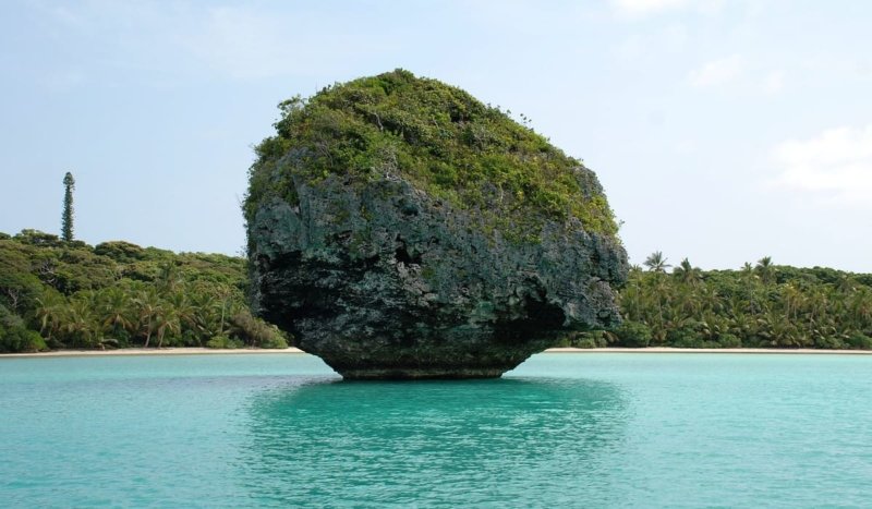 roccia nel mare con alberi sullo sfondo Nuova Caledonia