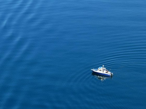 Barca solitaria in mare, Blue Monday