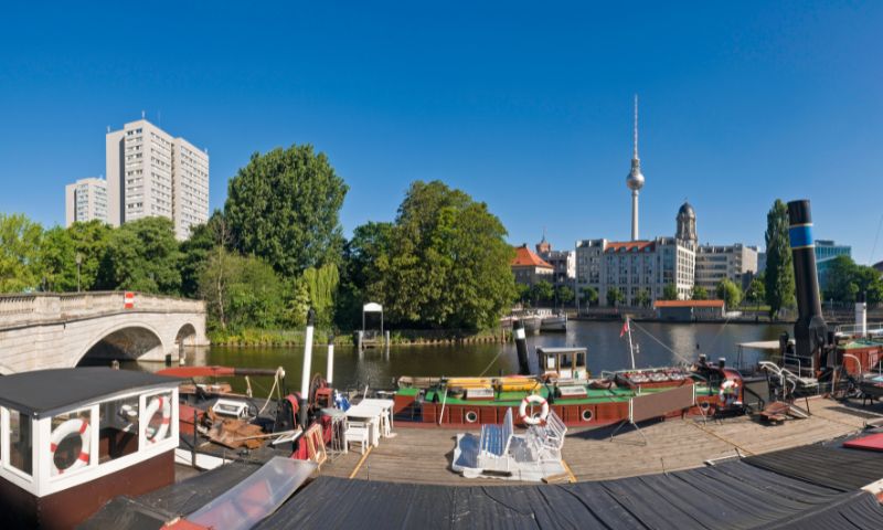 Housboats sulla Sprea, Berlino, canale, folta vegetazione 