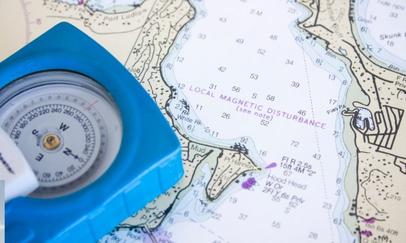 mappa nautica e bussola per l'app per navigare in mare