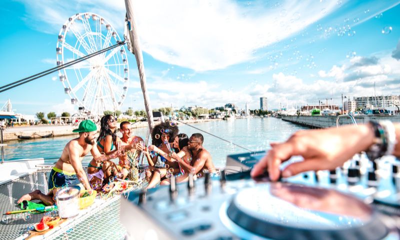 Festa di addio al nubilato in barca con un DJ
