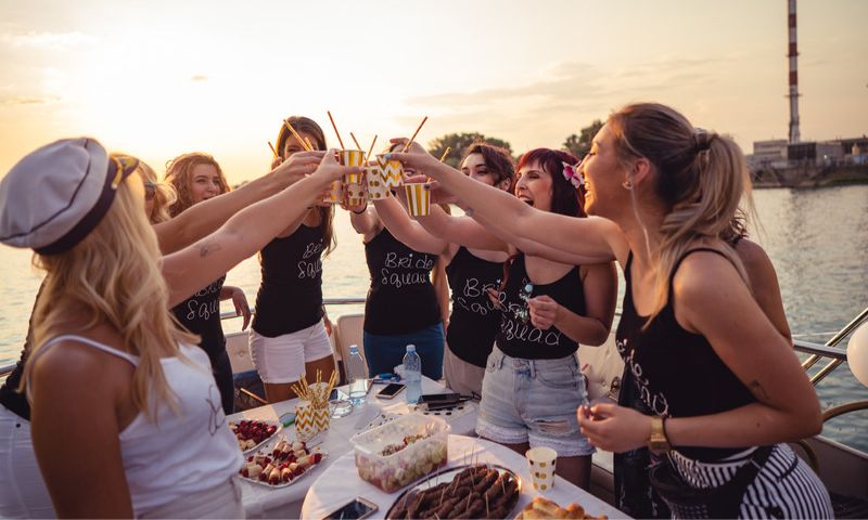 Ragazze che brindano ad una festa di addio la nubilato in barca