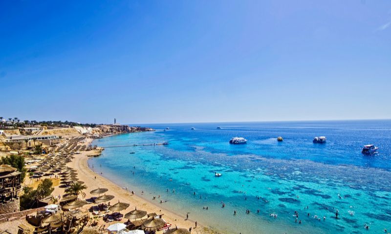 Vista sul mare cristallino di Sharm El Sheik, Egitto, per la pasqua al mare