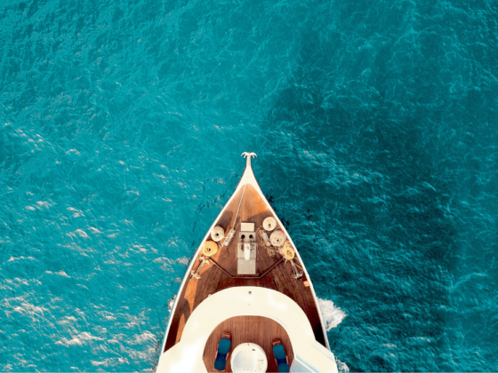 Prua di una barca vista dall'alto su mare turchese