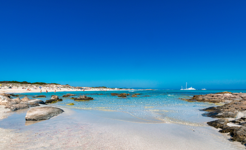 This image has an empty alt attribute; its file name is spiaggia-formentera.png