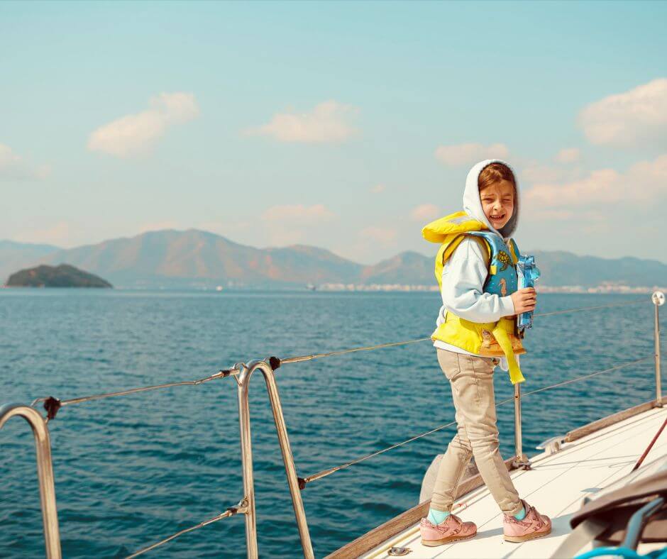 bambina in barca