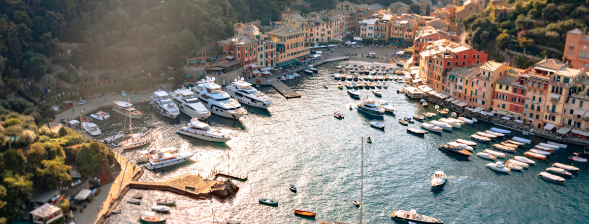 Noleggio barche per un itinerario in Italia, vista sul porto