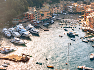 Noleggio barche per un itinerario in Italia, vista sul porto
