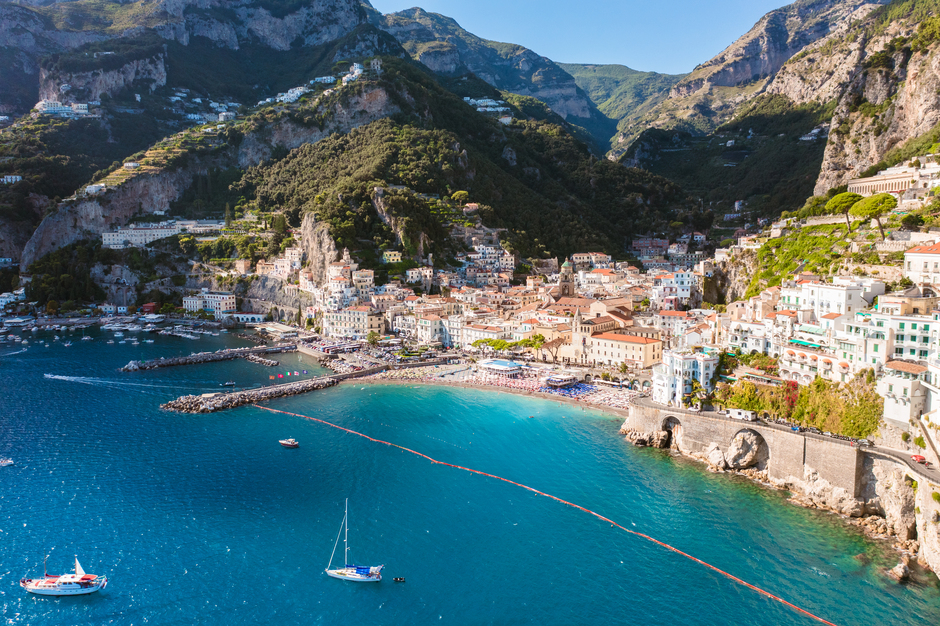 Scorcio sul porto di amalfi con barche ormeggiate