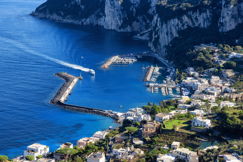 Capri, marina con barche a noleggio