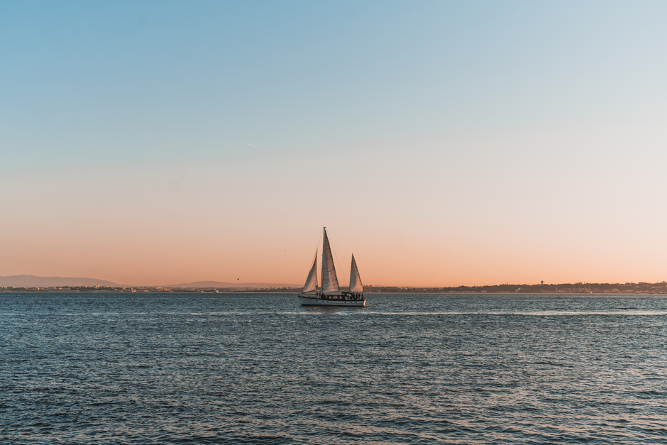 Barca a vela a noleggio al tramonto