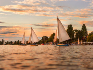 Barche a noleggio al tramonto