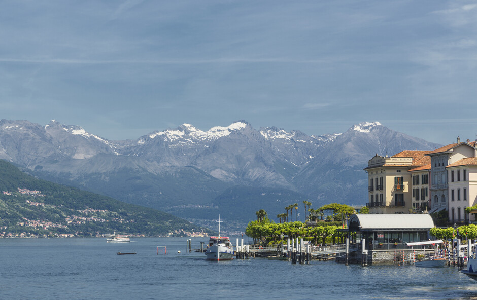 Vista panoramica su bellagio con barche a noleggio