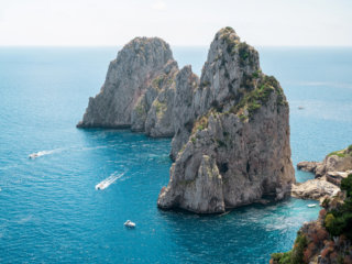 Vista aerea di Capri e barche