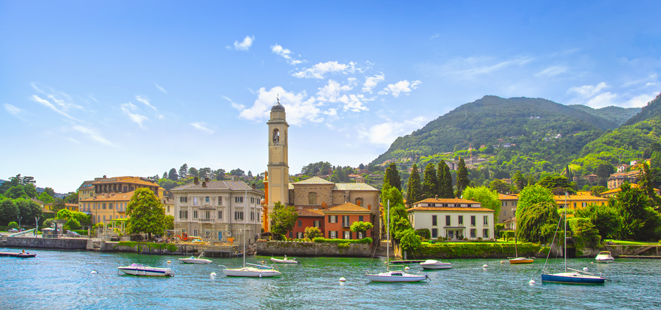 Vista sulla città di cernobbio con barche