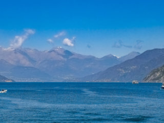 Vista panoramica sul lago di como con barche