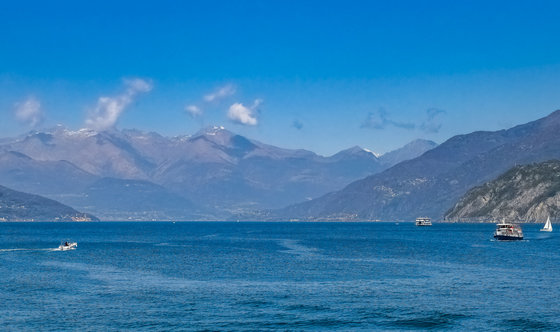 Vista panoramica sul lago di como con barche
