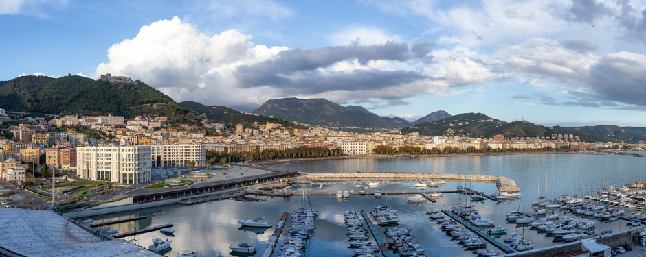 Ormeggio barche nel porto di salerno