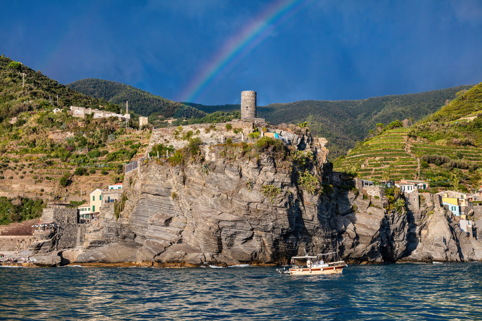Arcobaleno su Vernazza e barche ormeggiate