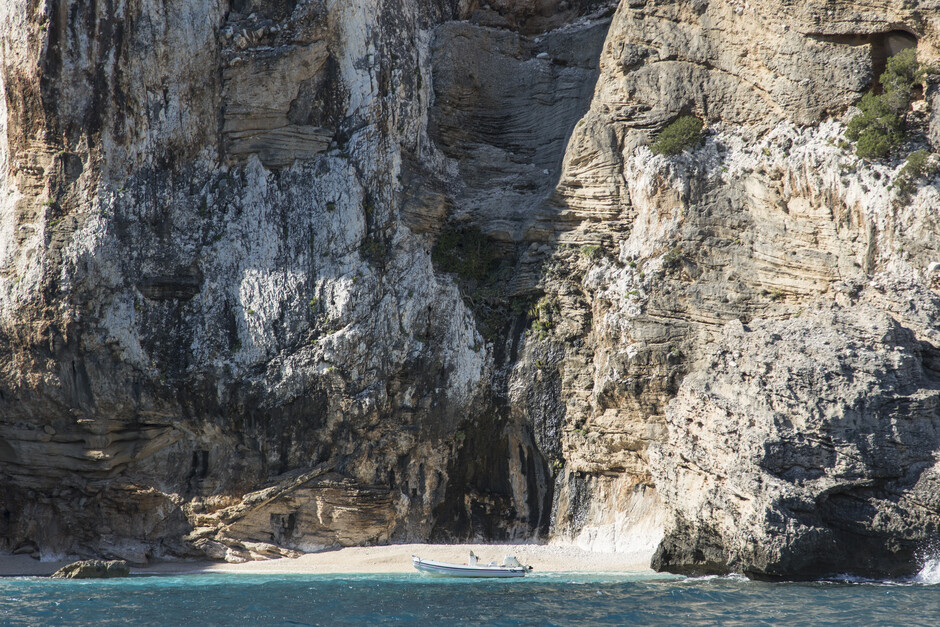 Gommone ormeggiato in una caletta italiana