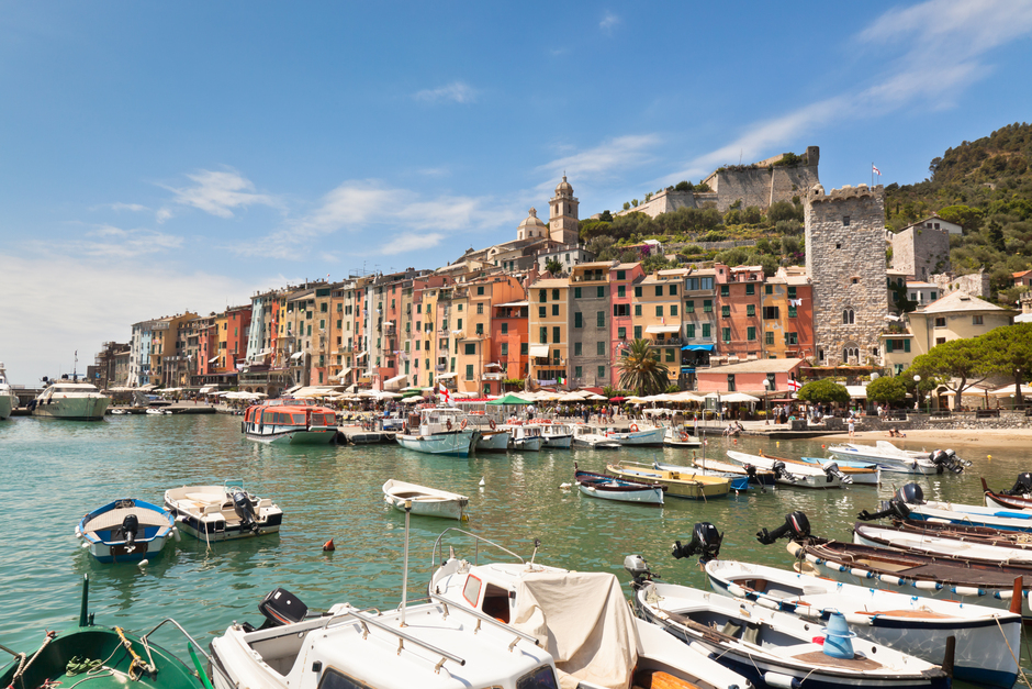 Portovenere vista sul porto con barche a noleggio