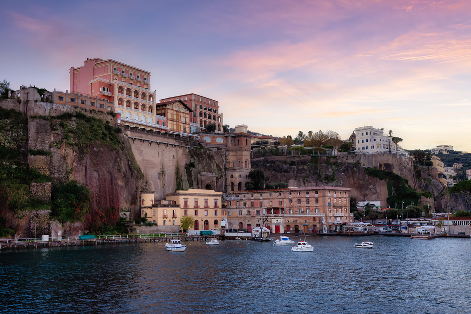 Sorrento al tramonto con barche a noleggio