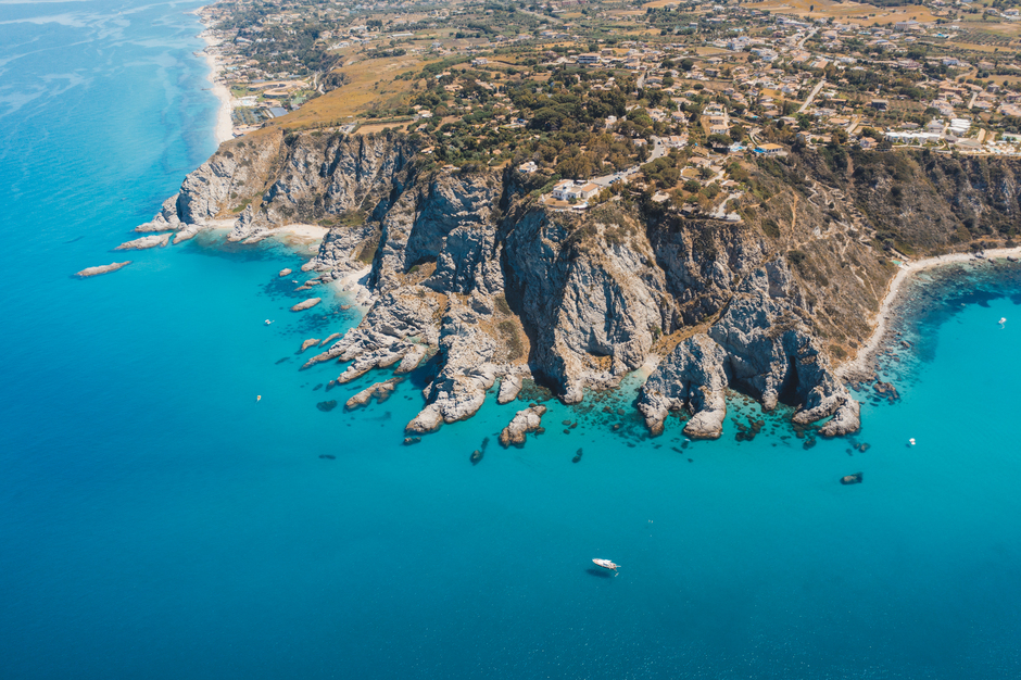 Panorama dall'alto di tropea e barche a noleggio