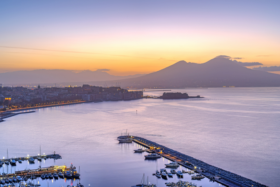 Vista sul Golfo al tramonto con barche a noleggio