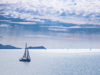 Barca a vela sul mare