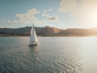 barca a noleggio che veleggia al tramonto