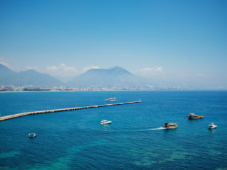 Vista panoramica sulle montagne e barche a noleggio