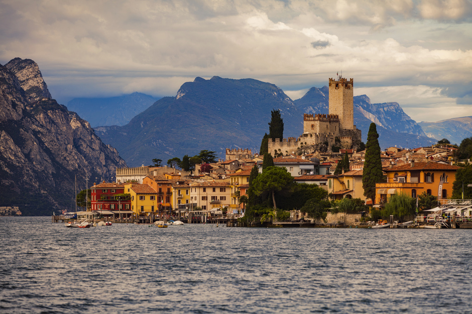 veduta su malcesine e barche al tramonto