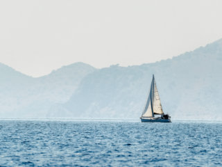 vista con noleggio di una barca a vela
