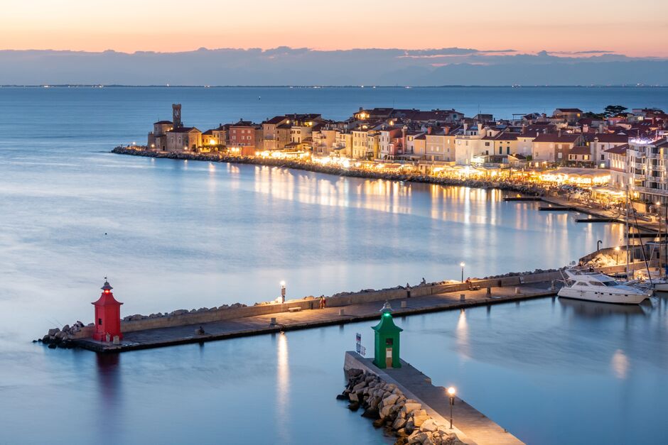vista città con noleggio barca a vela pirano