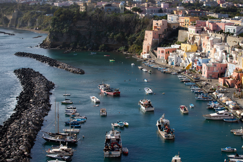 vista porto con noleggio barca a vela procida