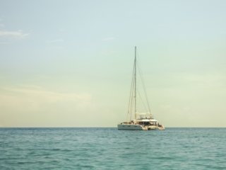 Vista panoramica su catamarano a noleggio