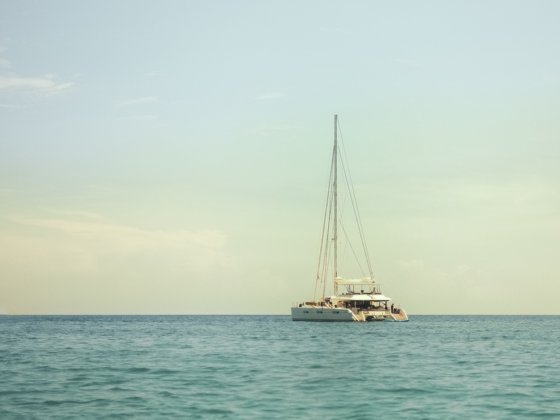 Vista panoramica su catamarano a noleggio