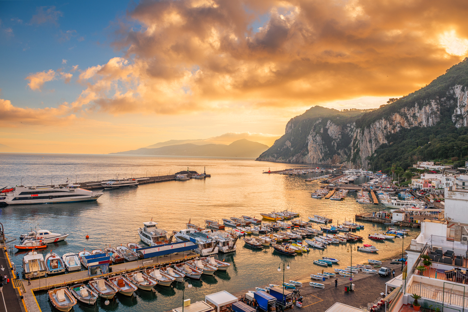 tramonto sul porto di capri e sulle barche ormeggiate